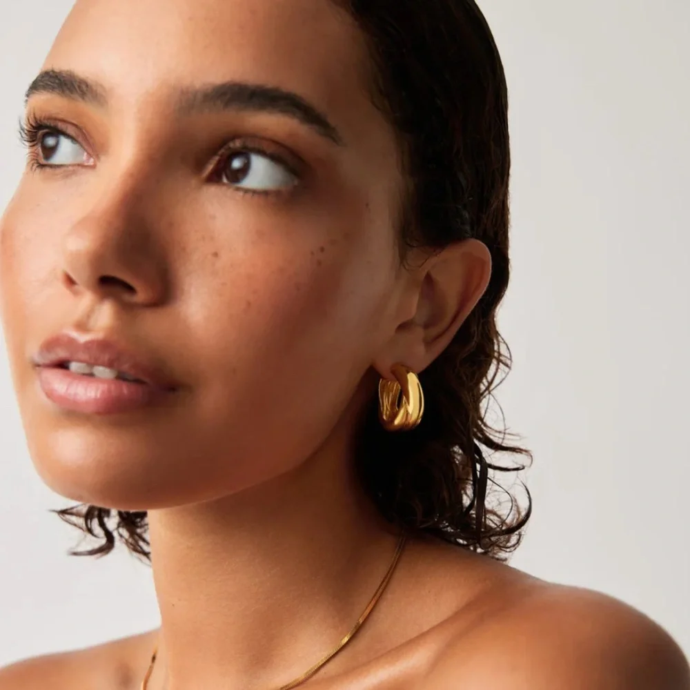 Missoma x Lucy Williams Chunky Medium Entwine Gold Hoop Earrings - Picture 3 of 4